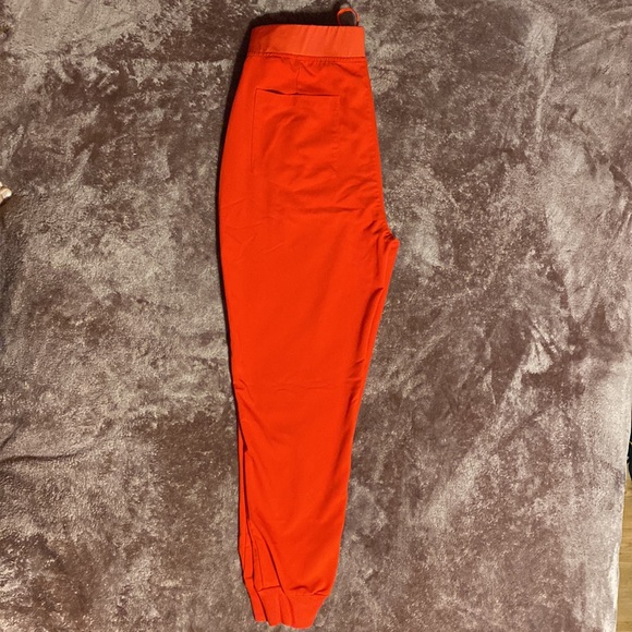 Red size medium Mandala scrub jogger pants - Picture 3 of 4